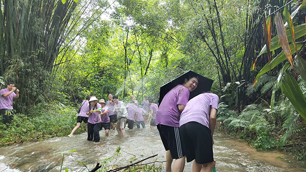 陳楷如：觀戰(zhàn)！“濕身”快樂！.jpg